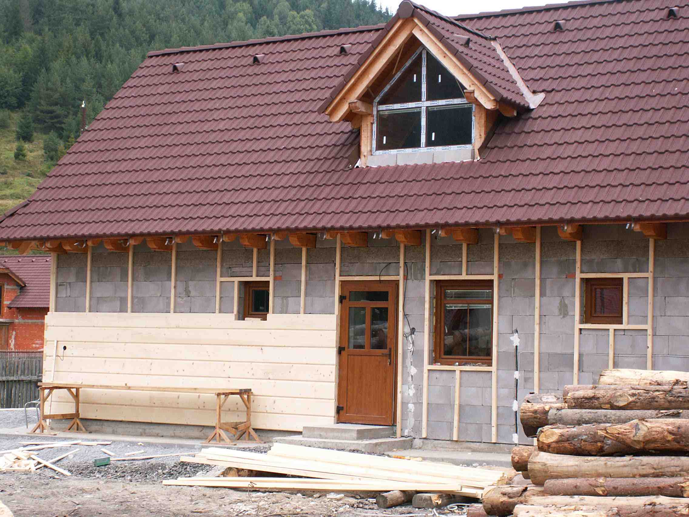 Stavba urbárskeho domu na píle